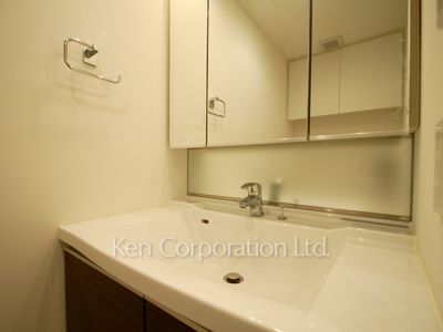 Powder Room ※Photo of the same layout on 10 floor. Decoration and fixture may differ.