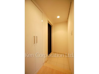 Entrance ※Photo of the same layout on 10 floor. Decoration and fixture may differ.
