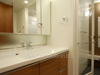Powder Room ※Photo of the same layout on 10 floor. Decoration and fixture may differ.
