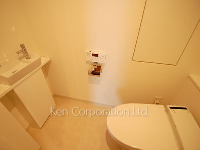 Lavatory ※Photo of the same layout on 10 floor. Decoration and fixture may differ.