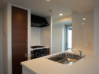 Kitchen ※Photo of the same layout on 10 floor. Decoration and fixture may differ.