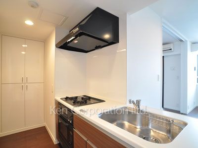 Kitchen ※Photo of the same layout on 8 floor. Decoration and fixture may differ.