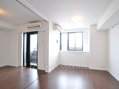 Living-Dining ※Photo of the same layout on 8 floor. Decoration and fixture may differ.
