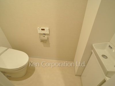 Lavatory ※Photo of the same layout on 8 floor. Decoration and fixture may differ.