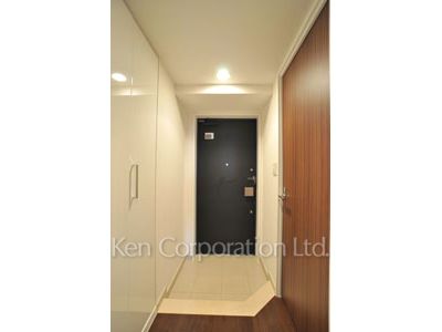 Entrance ※Photo of the same layout on 8 floor. Decoration and fixture may differ.