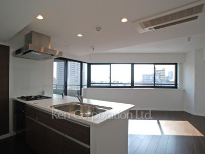 Living-Dining ※Photo of the same layout on 9 floor. Decoration and fixture may differ.