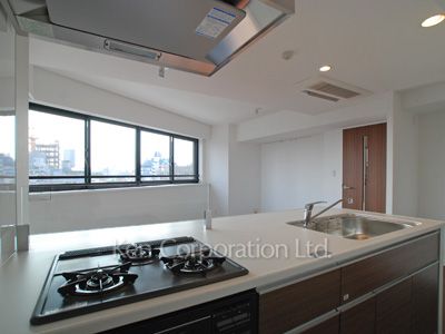 Kitchen ※Photo of the same layout on 9 floor. Decoration and fixture may differ.