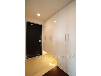 Entrance ※Photo of the same layout on 9 floor. Decoration and fixture may differ.