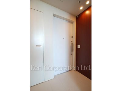 Entrance ※Photo of the same layout on 29 floor. Decoration and fixture may differ.