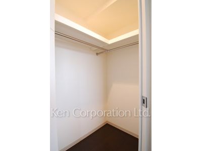 Walk-In Closet ※Photo of the same layout on 4 floor. Decoration and fixture may differ.