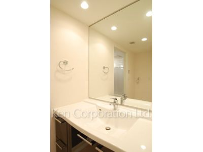 Powder Room ※Photo of the same layout on 4 floor. Decoration and fixture may differ.