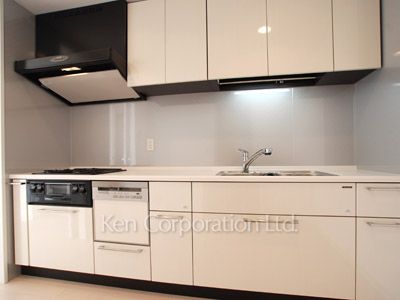 Kitchen ※Photo of the same layout on 21 floor. Decoration and fixture may differ.