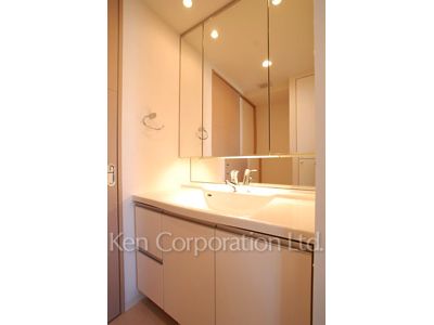 Powder Room ※Photo of the same layout on 11 floor. Decoration and fixture may differ.