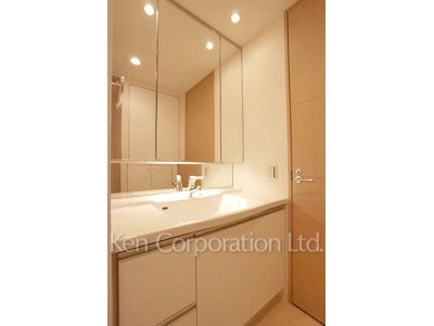 Powder Room ※Photo of the same layout on 11 floor. Decoration and fixture may differ.