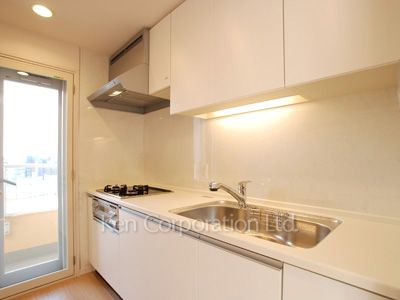 Kitchen ※Photo of the same layout on 11 floor. Decoration and fixture may differ.