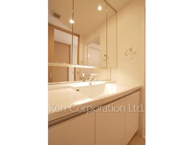 Powder Room ※Photo of the same layout on 11 floor. Decoration and fixture may differ.