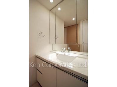 Powder Room ※Photo of the same layout on 11 floor. Decoration and fixture may differ.