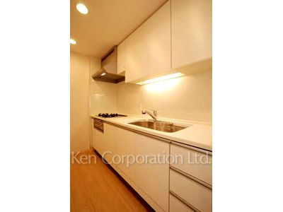 Kitchen ※Photo of the same layout on 11 floor. Decoration and fixture may differ.
