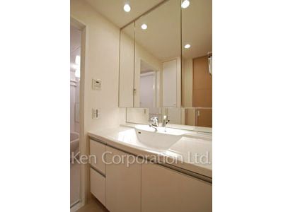 Powder Room ※Photo of the same layout on 11 floor. Decoration and fixture may differ.