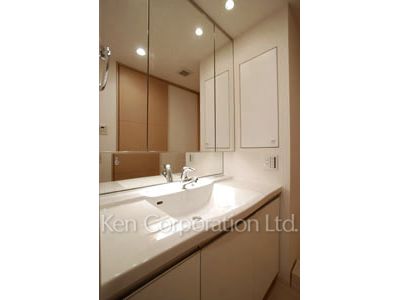 Powder Room ※Photo of the same layout on 11 floor. Decoration and fixture may differ.