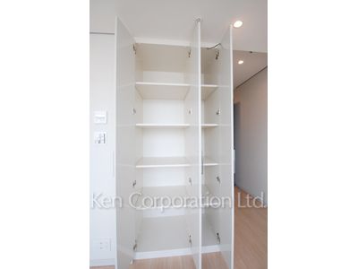 Closet ※Photo of the same layout on 14 floor. Decoration and fixture may differ.