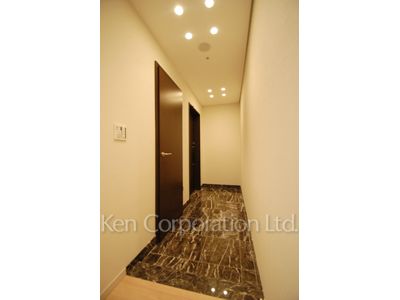 Entrance ※Photo of the same layout on 14 floor. Decoration and fixture may differ.