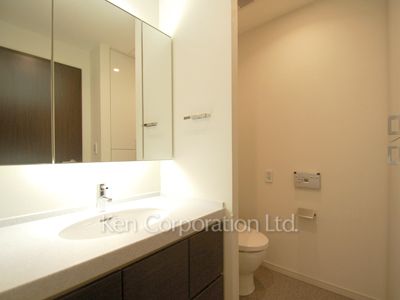 Powder Room ※Photo of the same layout on 14 floor. Decoration and fixture may differ.