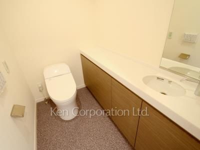 Lavatory ※Photo of the same layout on 9 floor. Decoration and fixture may differ.