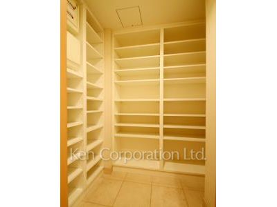 Shoes-In Closet ※Photo of the same layout on 9 floor. Decoration and fixture may differ.