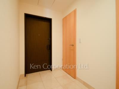 Entrance ※Photo of the same layout on 9 floor. Decoration and fixture may differ.