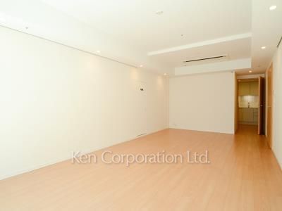 Living-Dining ※Photo of the same layout on 9 floor. Decoration and fixture may differ.