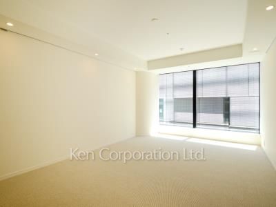 Master Bedroom ※Photo of the same layout on 9 floor. Decoration and fixture may differ.
