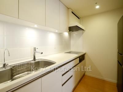 Kitchen ※Photo of the same layout on 9 floor. Decoration and fixture may differ.