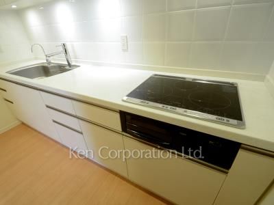 Kitchen ※Photo of the same layout on 9 floor. Decoration and fixture may differ.