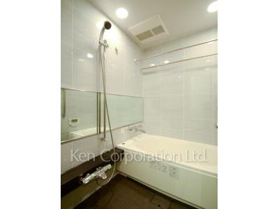 Bath ※Photo of the same layout on 9 floor. Decoration and fixture may differ.