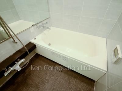 Bath ※Photo of the same layout on 9 floor. Decoration and fixture may differ.