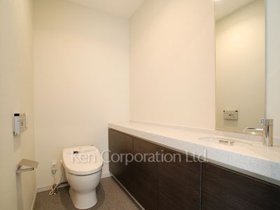 Powder Room ※Photo of the same layout on 14 floor. Decoration and fixture may differ.
