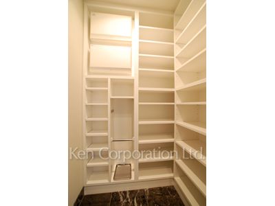 Shoes-In Closet ※Photo of the same layout on 14 floor. Decoration and fixture may differ.
