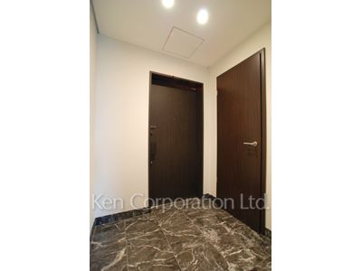 Entrance ※Photo of the same layout on 14 floor. Decoration and fixture may differ.