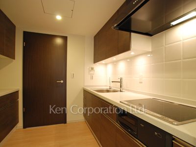 Kitchen ※Photo of the same layout on 14 floor. Decoration and fixture may differ.