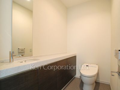 Lavatory ※Photo of the same layout on 14 floor. Decoration and fixture may differ.