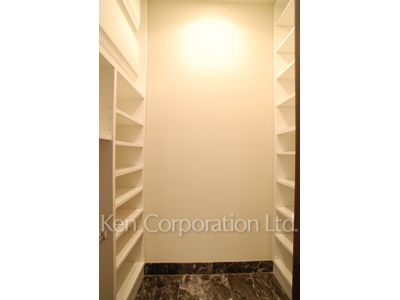 Shoes-In Closet ※Photo of the same layout on 14 floor. Decoration and fixture may differ.