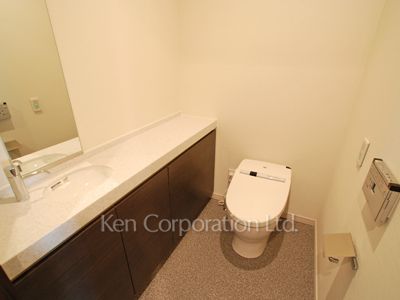 Lavatory ※Photo of the same layout on 14 floor. Decoration and fixture may differ.