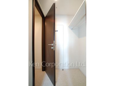 Walk-In Closet ※Photo of the same layout on 14 floor. Decoration and fixture may differ.