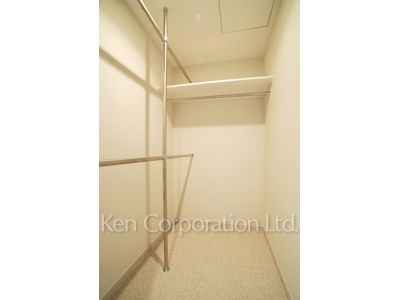 Walk-In Closet ※Photo of the same layout on 14 floor. Decoration and fixture may differ.