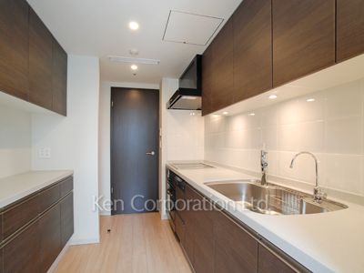 Kitchen ※Photo of the same layout on 14 floor. Decoration and fixture may differ.