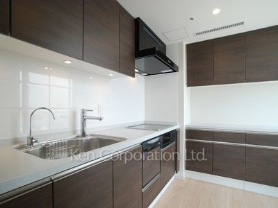Kitchen ※Photo of the same layout on 14 floor. Decoration and fixture may differ.