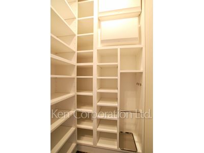 Shoes-In Closet ※Photo of the same layout on 14 floor. Decoration and fixture may differ.