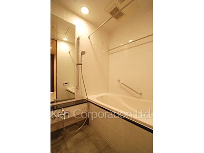 Bath ※Photo of the same layout on 8 floor. Decoration and fixture may differ.