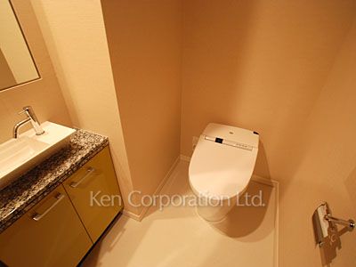 Lavatory ※Photo of the same layout on 8 floor. Decoration and fixture may differ.